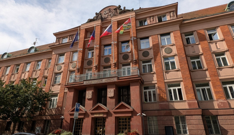 Debatu o zátahu policie v sídle kraje chtěli zastupitelé smést ze stolu. Nepovedlo se