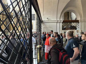 Mši za kontroverzního influencera Kirka narušil konflikt.