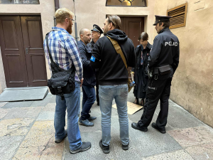 Mši za kontroverzního influencera Kirka narušil konflikt.