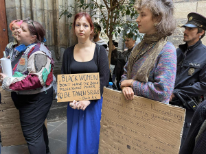 Mši za kontroverzního influencera Kirka narušil konflikt.