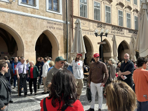 Mši za kontroverzního influencera Kirka narušil konflikt.