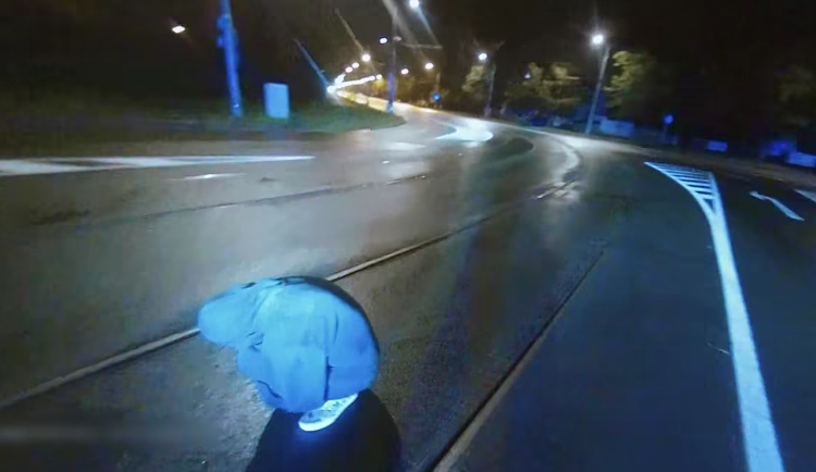 O vlásek unikla tragédii, dívka usnula na bobku uprostřed tramvajového pásu