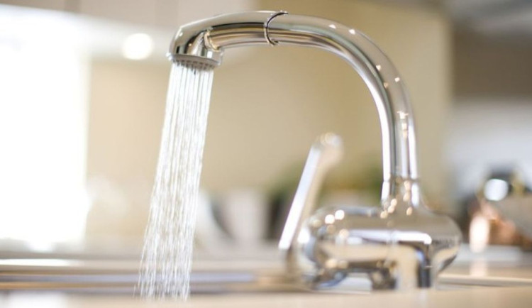 Proč zapáchala pitná voda v Olomouci? Vodohospodáři odpověď nemají, stížností je už méně