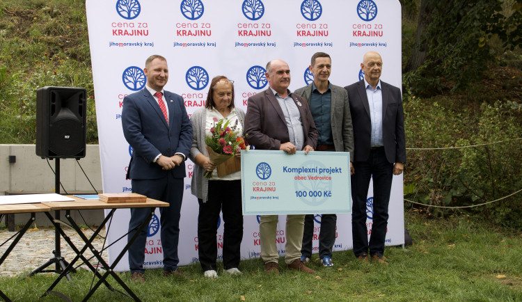 Třetí ročník jihomoravské Ceny za krajinu ovládla výsadba v obci Vedrovice