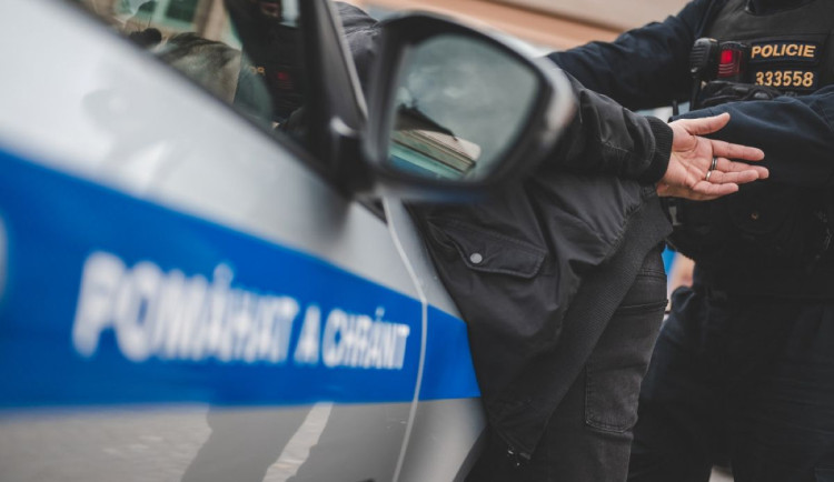 Školákům na Náchodsku hrozil vyděrač v autobuse injekční stříkačkou a podříznutím