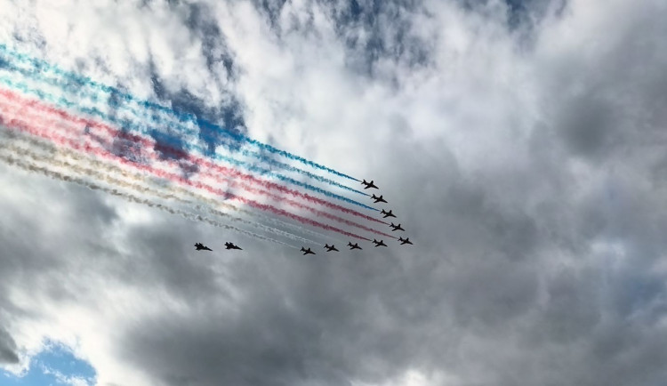 FOTO: Gripeny nad Prahou. Podívejte se, jak trikolóra rozzářila nebe