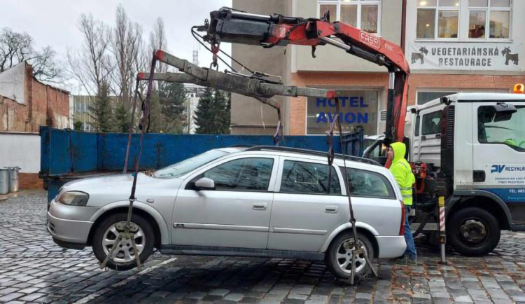 Prostějov bojuje s autovraky. Z ulic za pět let odklidil přes 300 opuštěných vozů