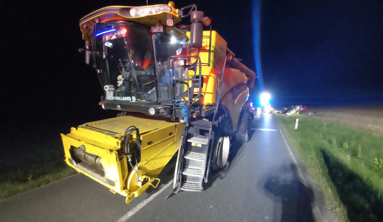 Kombajn u Dolního Přímu sešrotoval osobní auto, v něm zůstala zaklíněná řidička