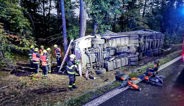 Při havárii kamionu se vážně zranil jeho řidič. Vozidlo se převrátilo na bok do příkopu