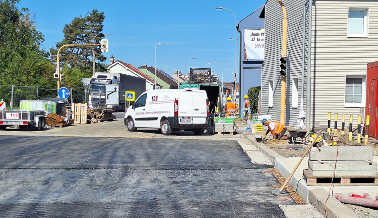 Skokanský můstek na rušném tahu v Olomouci je pryč. Důležitá oprava finišuje