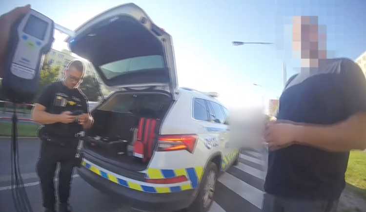 Drogy a alkohol, zákaz řízení. Strážníci nachytali v Praze 12 čtyři řidiče za dva dny