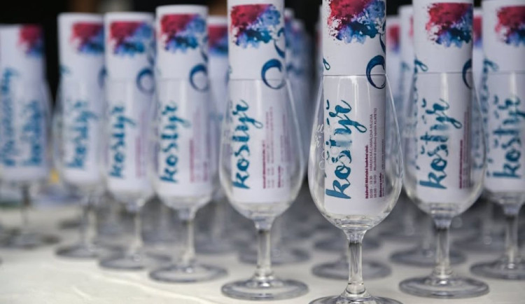 Víkend v Hradci slibuje fotbal, basket, koštýř a bude se také uklízet okolí Biřičky