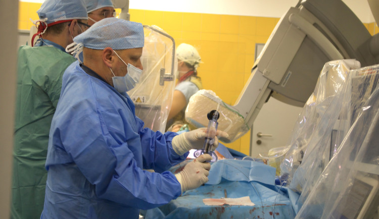 Operací srdeční chlopně přibývá, v Brně to umí téměř neinvazivně