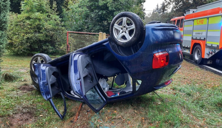 Mladík ve Velkých Losinách převrátil auto na střechu. Měl v sobě marihuanu