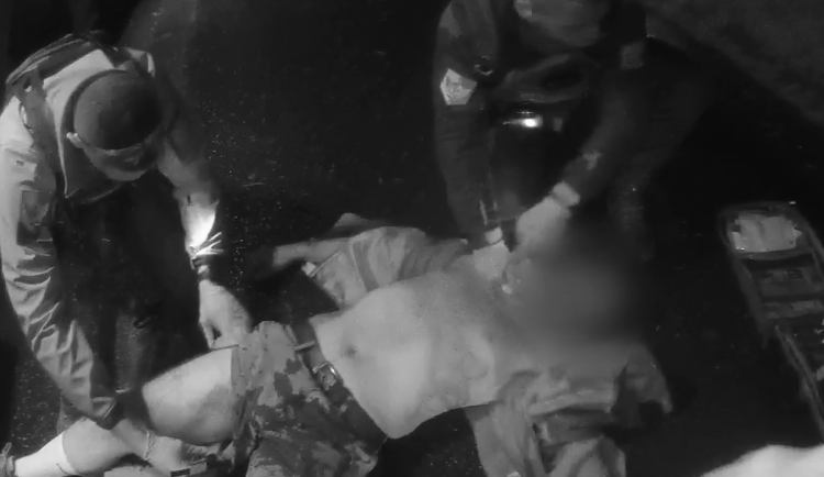 VIDEO: Útok noži v autobuse v Praze. Dva muži jsou zranění, policie hledá svědky