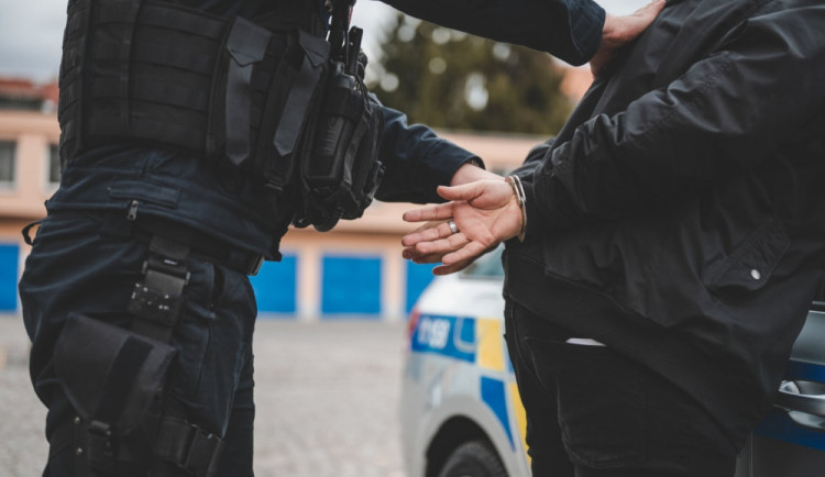 Surový lupič přepadl hernu a napadl obsluhu. Dopaden byl pár hodin po činu