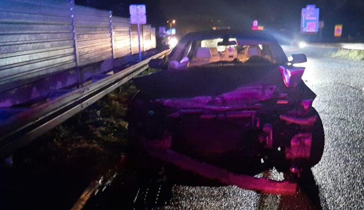 Podzimní déšť a rychlá jízda - BMW kombinací obého narazilo do svodidel. Dvakrát