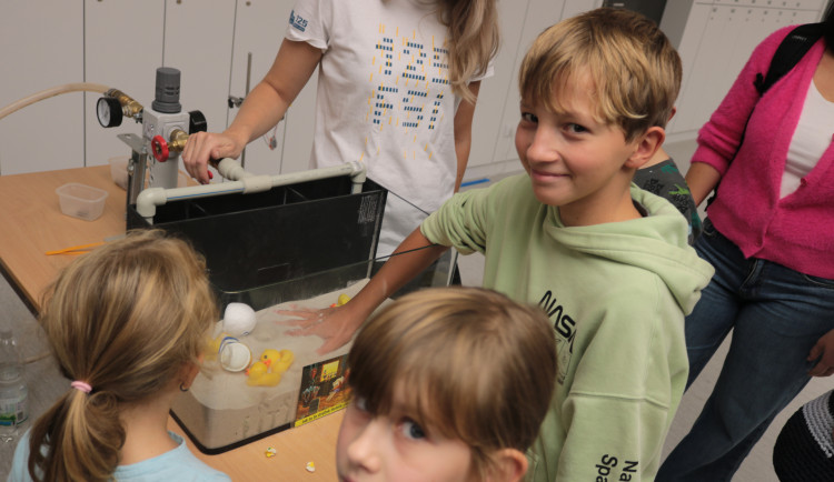 FOTO: Noc vědců v Brně navštívily stovky lidí, nejčastěji rodiny s dětmi