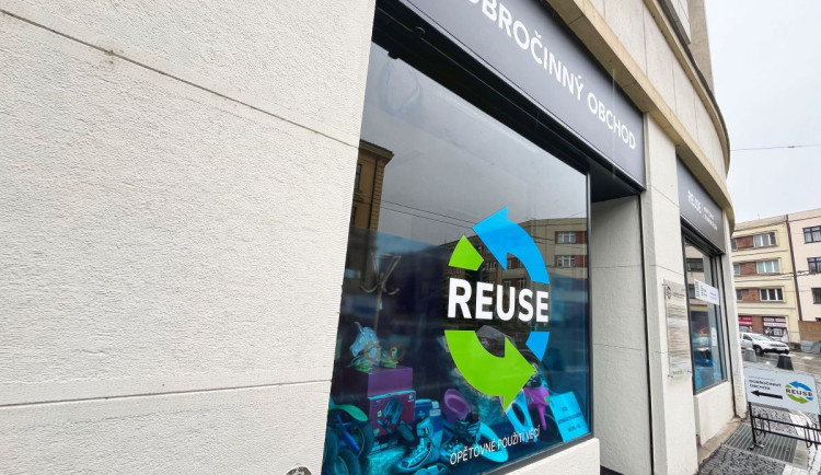 Pro někoho oblečení navíc, pro jiného poklad. Hradec otevře na Gočárovce bazar s textilem