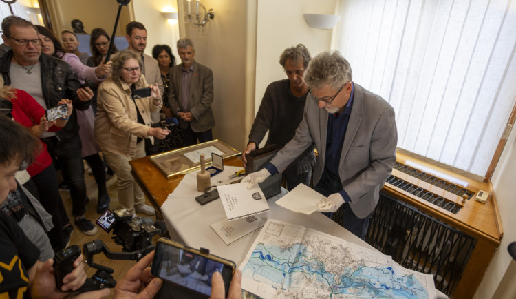 Ohlédnutí o čtvrt století zpět. Historická chlouba Olomouce vydala časovou schránku