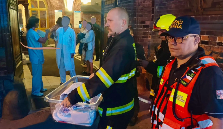 Požár v nemocnici u Apolináře způsobili žháři, kradli mince z automatu