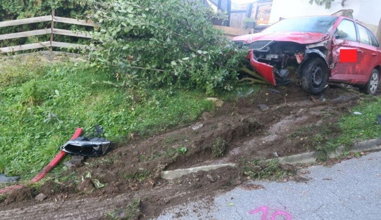 Řidič v Brtnici měl problém vejít se na silnici. Poškodil vše, co mu stálo v cestě