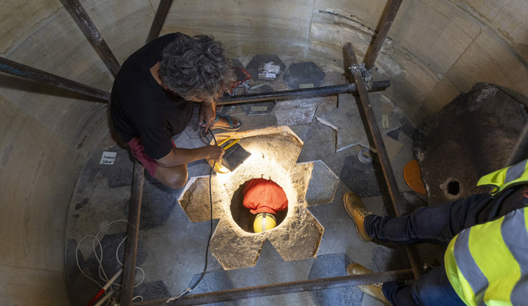 Tajemství pod olomouckým monumentem: místnost před staletími pomáhala řemeslníkům