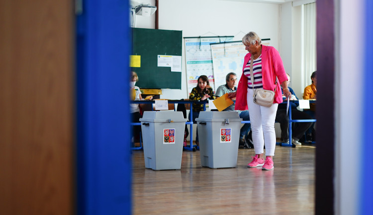 Vládní voliči mají nejmenší zájem o konkrétní kandidáty, ukázal nový průzkum