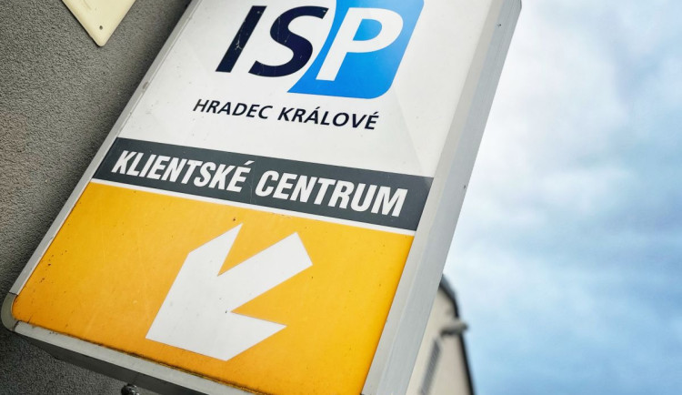 Parkovací karty za okny aut jsou v Hradci Králové minulost, řidiči nové nedostanou