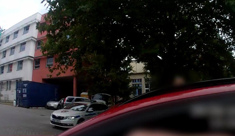 Muž se řítil ulicemi Brna, před kontrolou se vydával za bratra. Hrozí mu vězení