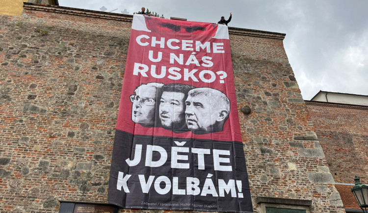 Chceme u nás Rusko? Aktivisté v Brně vyvěsili plakát s Putinem a českými politiky