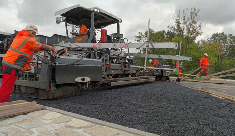 FOTOGALERIE: Půl kilometru asfaltu denně. Stavba D1 u Přerova je v poslední fázi