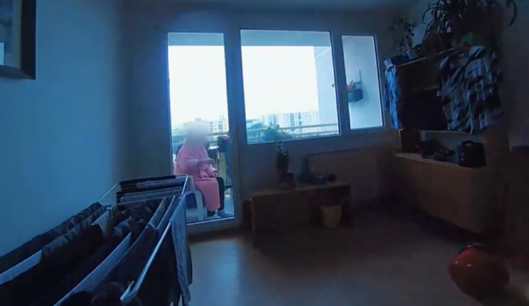 Seniorku v županu omylem uvěznil její syn na balkoně v osmém patře a pak odešel