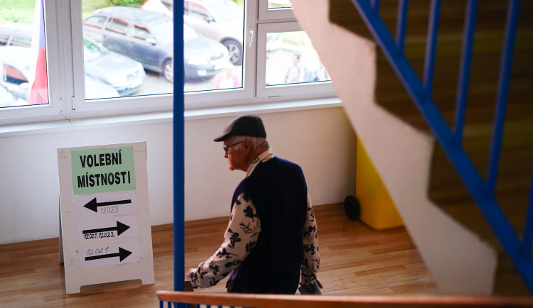 Volební místnosti se otevřely. Lidé začali vybírat nové poslance