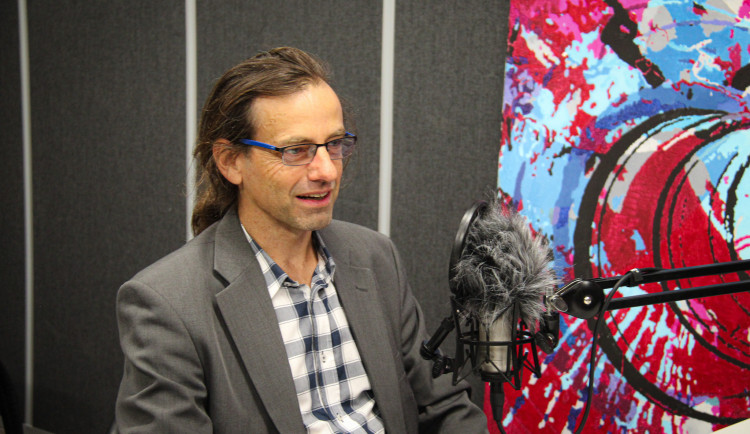 Společnost je velmi polarizovaná, rozhodnout mohou i mladí voliči, říká politolog