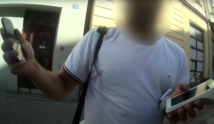 VIDEO: Muž v Ostravě ukradl notebook. Policistům tvrdil, že ho našel a nese na stanici