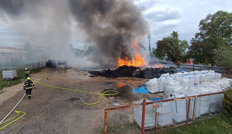 Hasiči kontrolovali skládky odpadu, kde dříve hořelo. Výsledky jsou alarmující