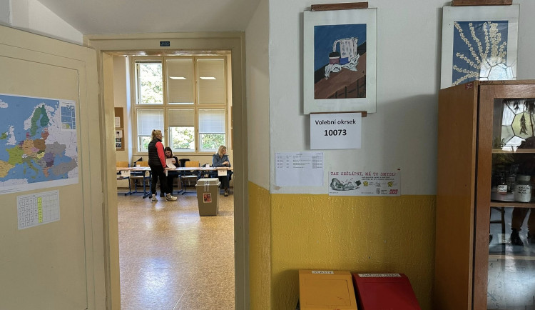 První volební den je u konce. Většina lídrů má odvoleno