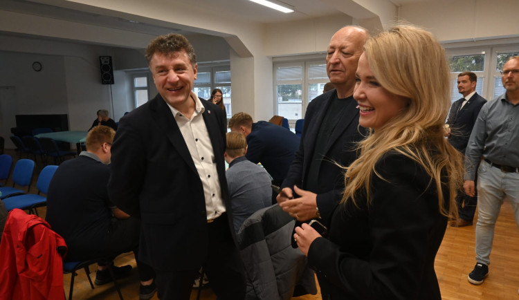 FOTO: Radost, vděk, debaty za zavřenými dveřmi. Nahlédněte do štábů v Jihlavě