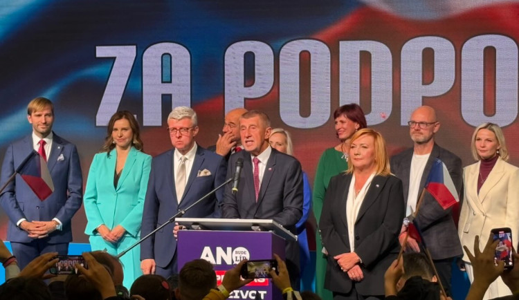 Vítězem sněmovních voleb je podle propočtu hnutí ANO, druhé skončilo Spolu