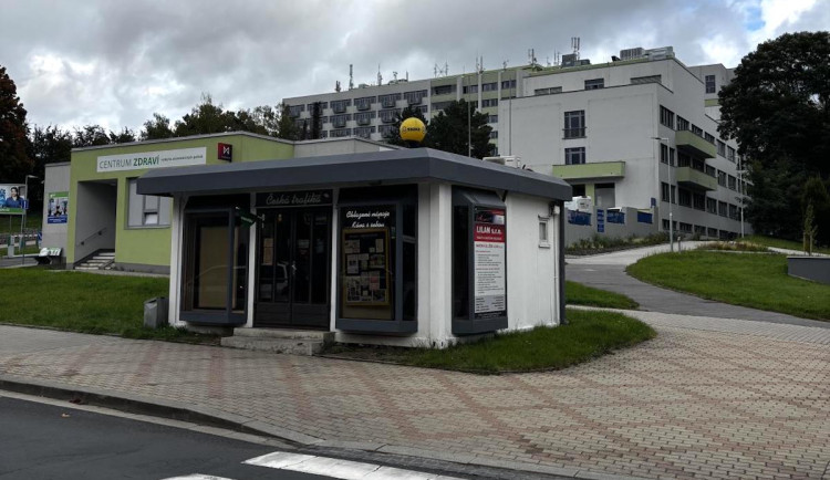 Zloděj okradl seniora na ulici za bílého dne. Peněženku mu vytrhl z ruky