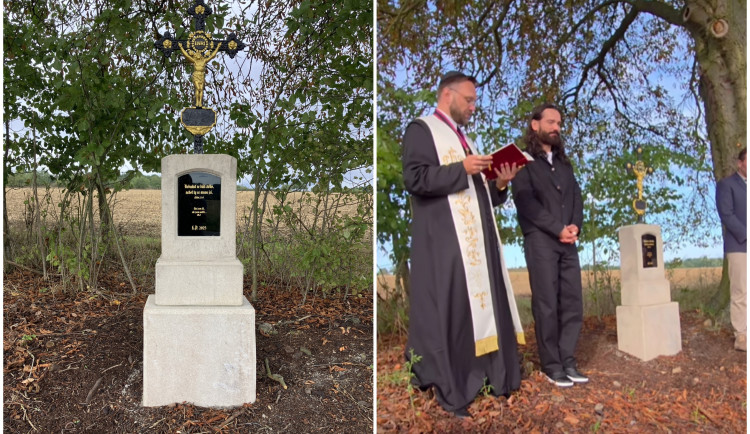 Oceňovaný kadeřník celebrit nechal obnovit kříž ve svém milovaném městě na Plzeňsku