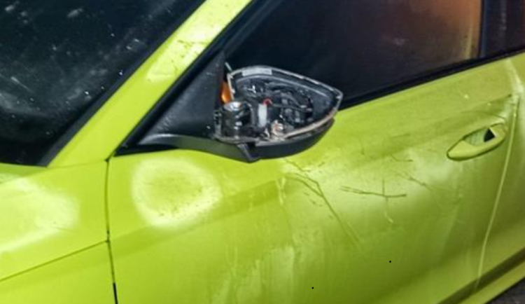 Mladík z Hradce Králové ukopal zrcátka u 17 aut. Na krku má trestný čin