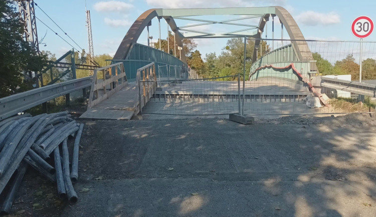 Obyvatelé Skaličky zuří. Most přes trať bude uzavřený až do poloviny listopadu