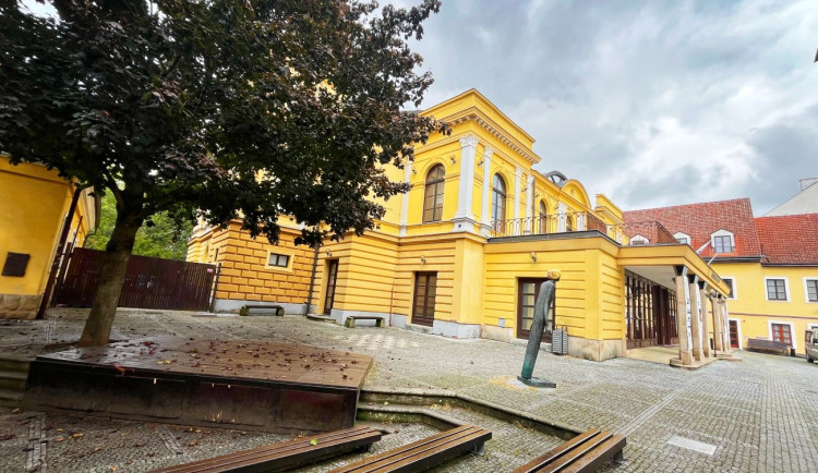 Zvoneček zazvoní a na jevišti hradeckého Klicperova divadla ožije Arabela