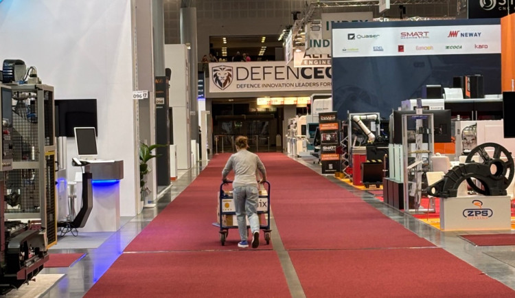 KOMENTÁŘ: Průmysl stagnuje, potřebujeme méně šroubů a více hlavy