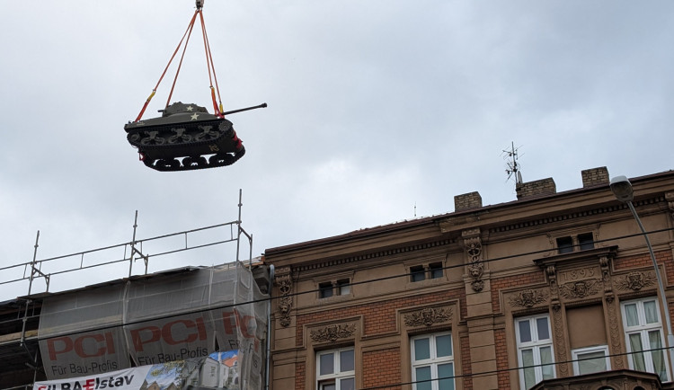 M4 Sherman přistál. Obří jeřáb přenesl americký tank na dvůr budoucího muzea