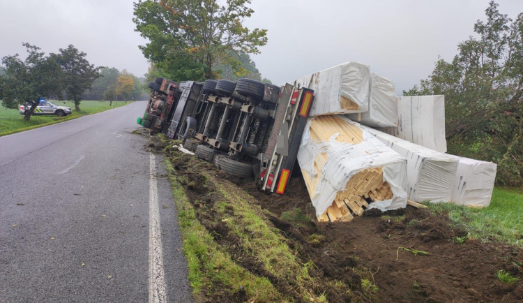 Cizinec havaroval s kamionem naloženým dřevem. Nadýchal téměř tři promile
