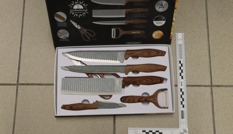 Fake parfémy, hodinky či nože. Senior v Lípě za ně dal 7 tisíc, bál se o své zdraví