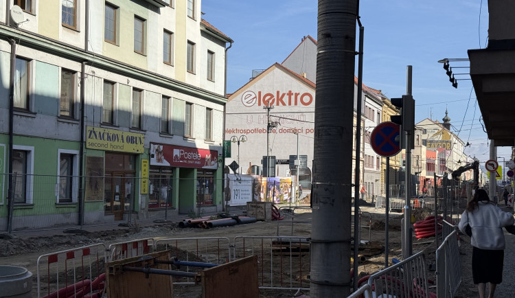 Uzavírka Rudolfovské třídy se protáhne i do příštího roku
